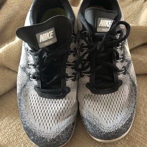 NIKE Mens Free RN 2017 running sneaker